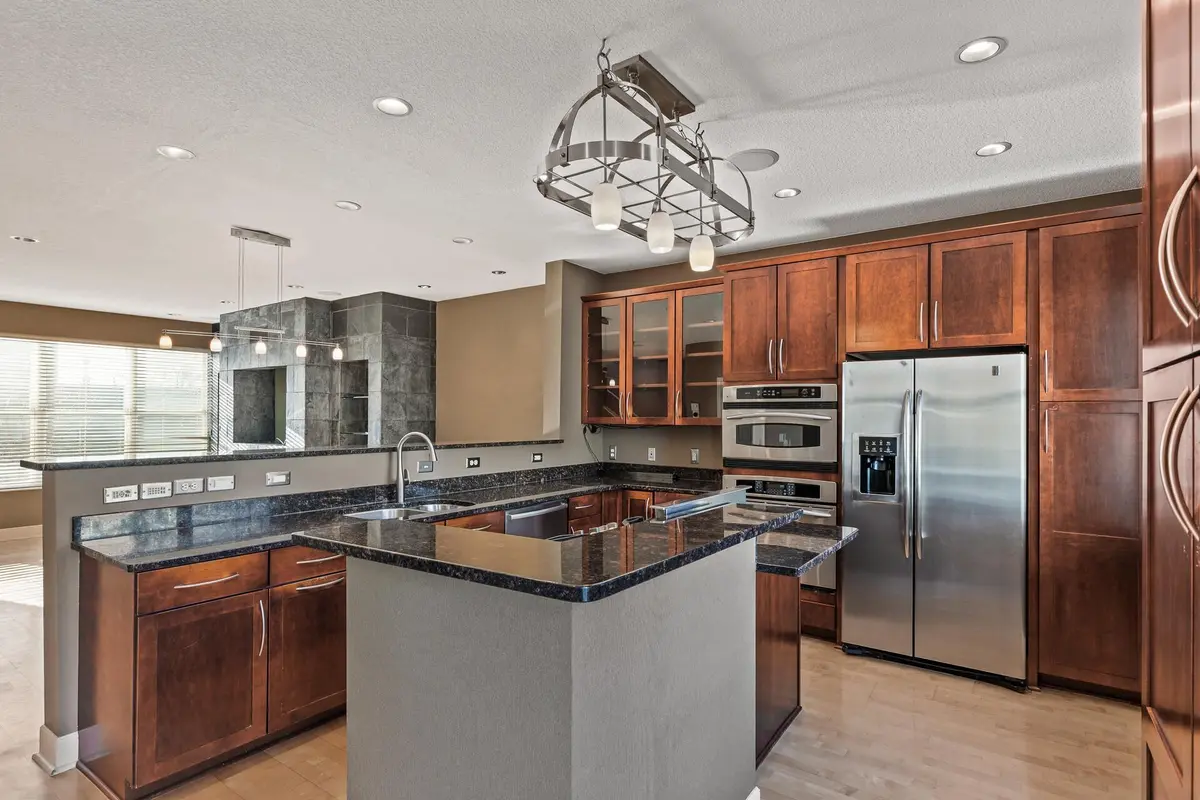2321 River Pointe LN, Minneapolis, MN 55411