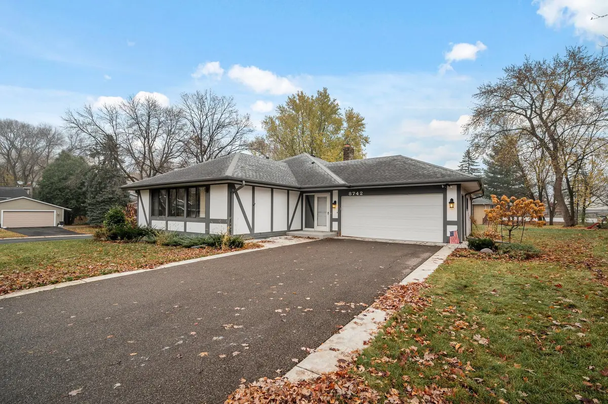 8742 Leeward CIR, Eden Prairie, MN 55344