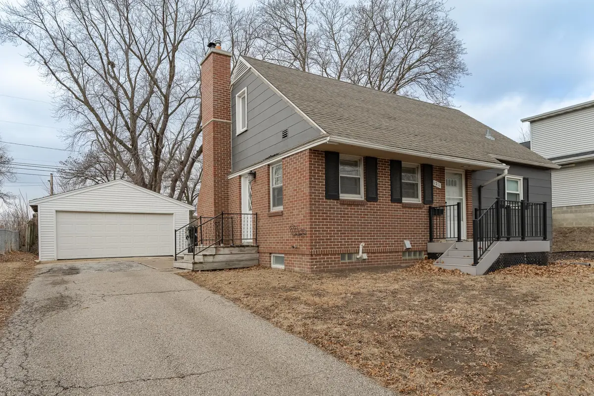 1211 10 1/2 AVE NW, Rochester, MN 55901