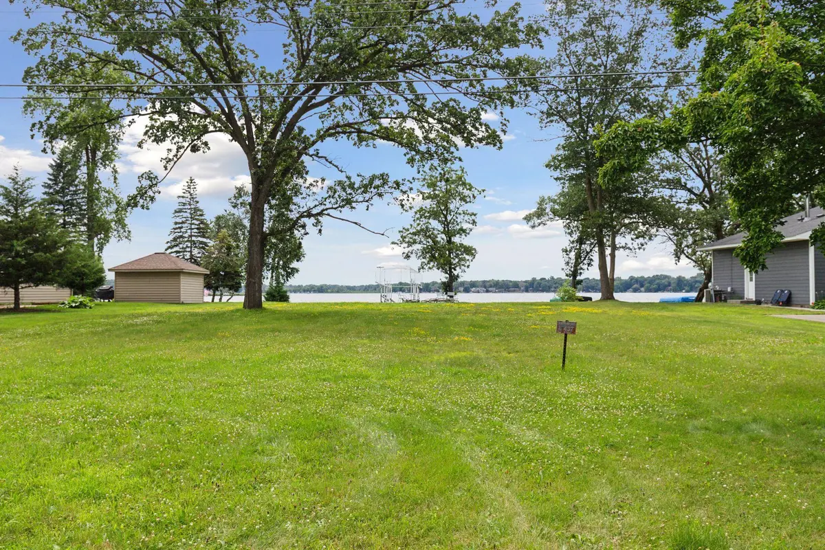 9127 N Shore TRL N, Forest Lake, MN 55025