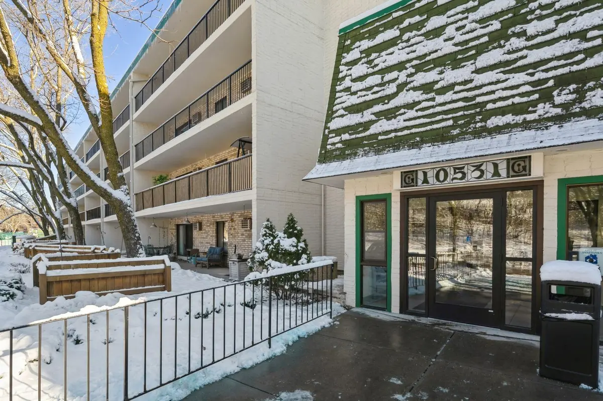 10531 Cedar Lake RD #517, Minnetonka, MN 55305