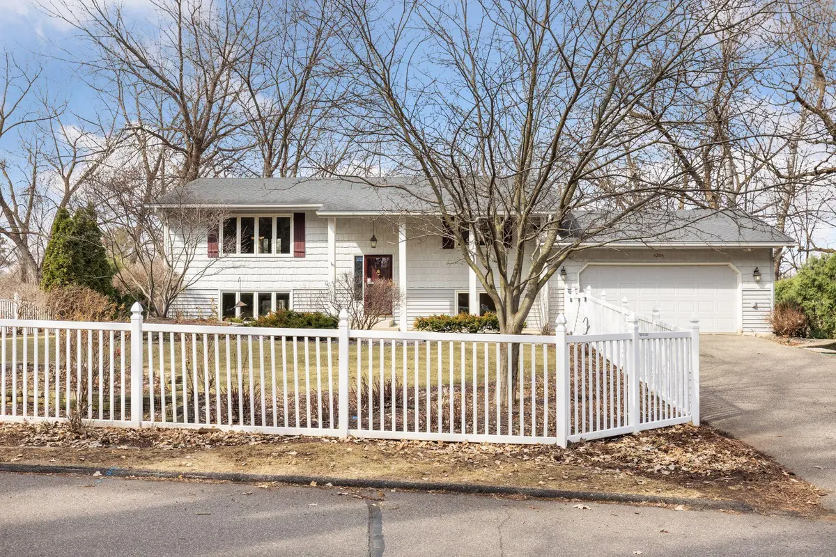 4304 Camelot DR, Minnetonka, MN 55345