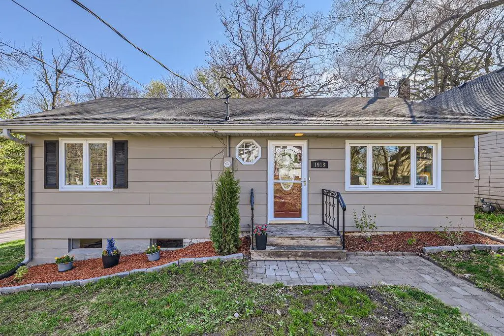1918 Mahtomedi AVE, Mahtomedi, MN 55115