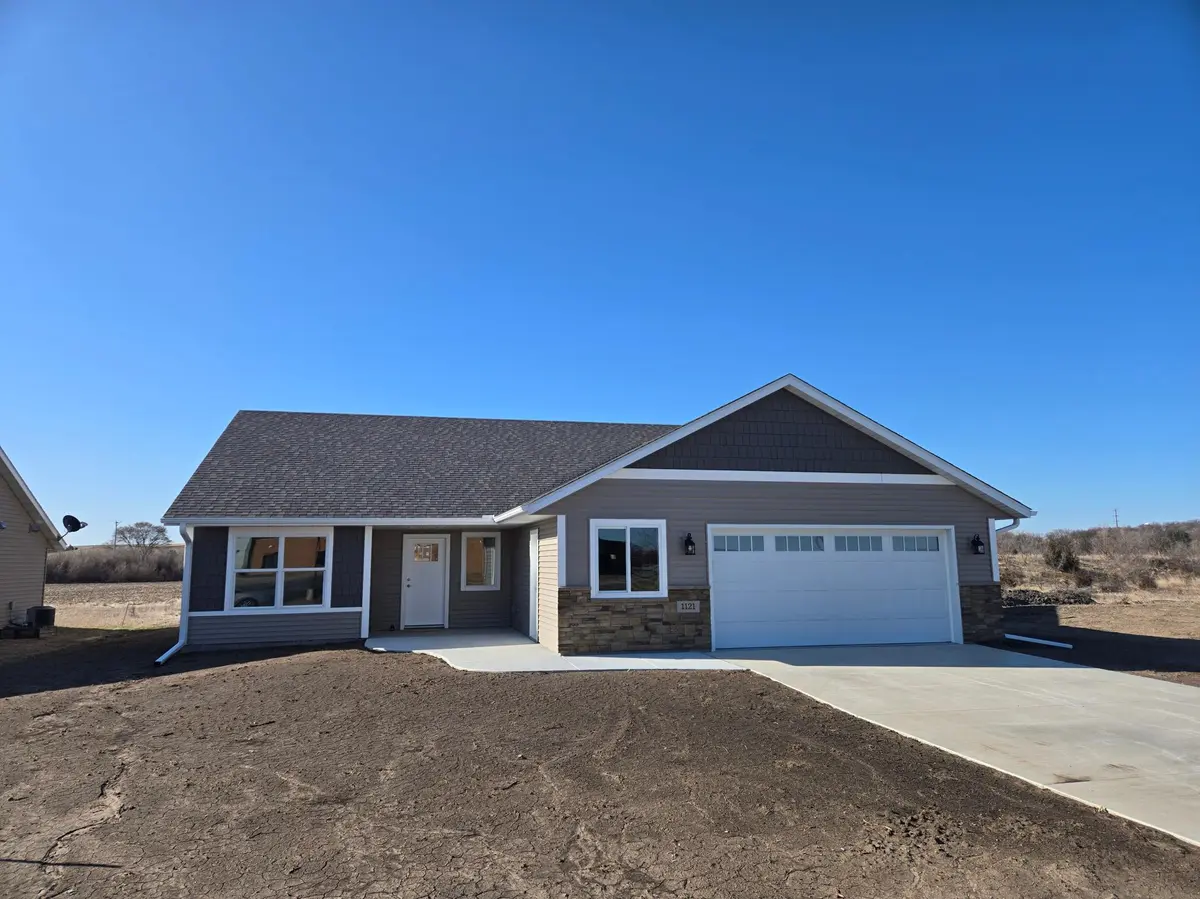 1121 Schoolhouse DR, Belle Plaine, MN 56011