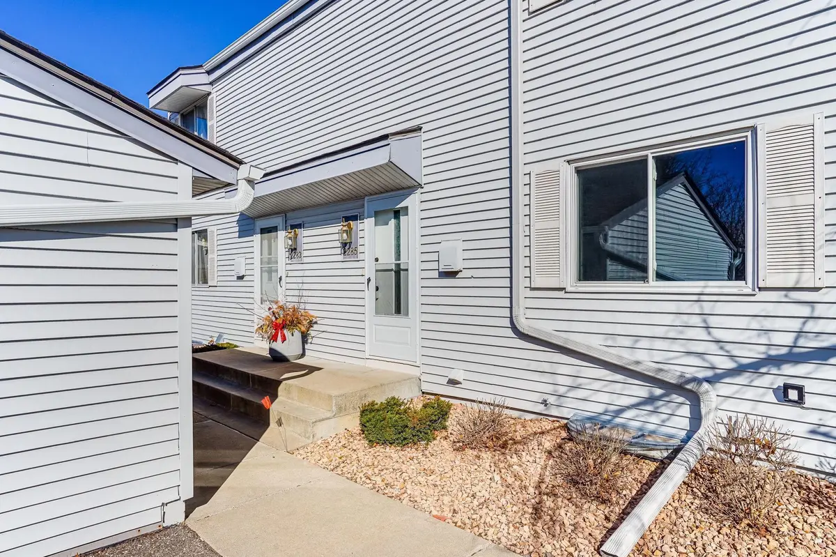 2285 Pond AVE E, Maplewood, MN 55119