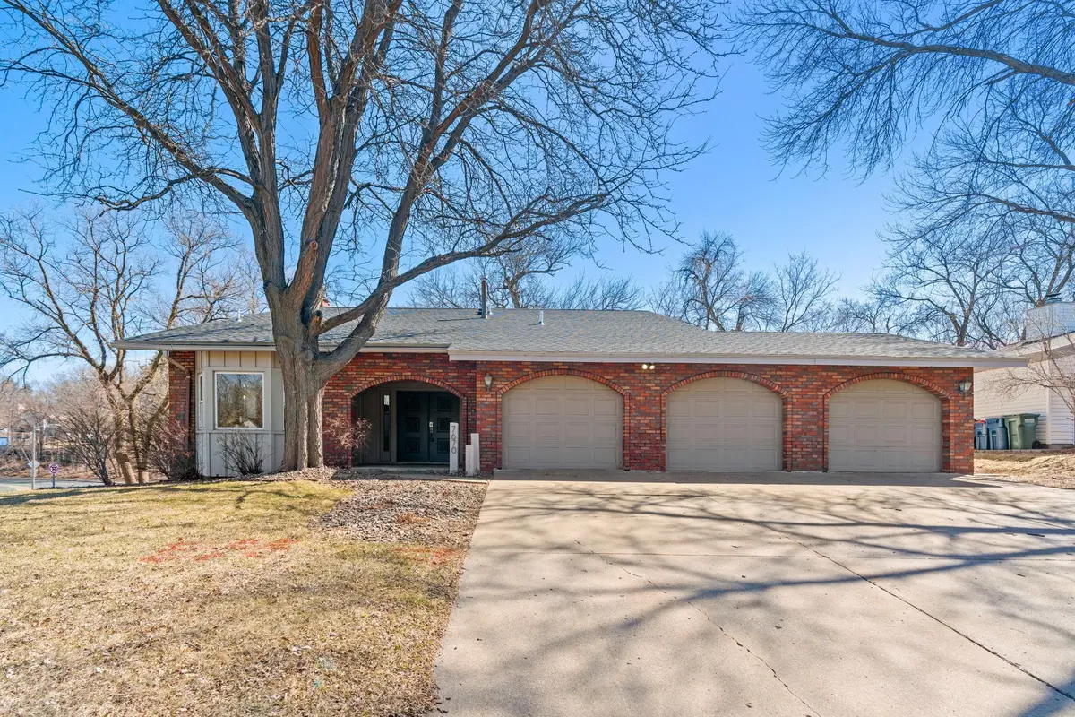 7670 Lanewood LN N, Maple Grove, MN 55311
