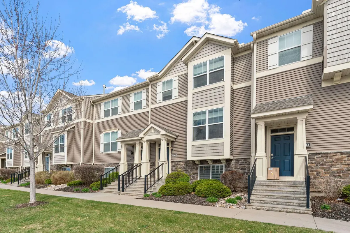 8945 SW Village LOOP, Chanhassen, MN 55317
