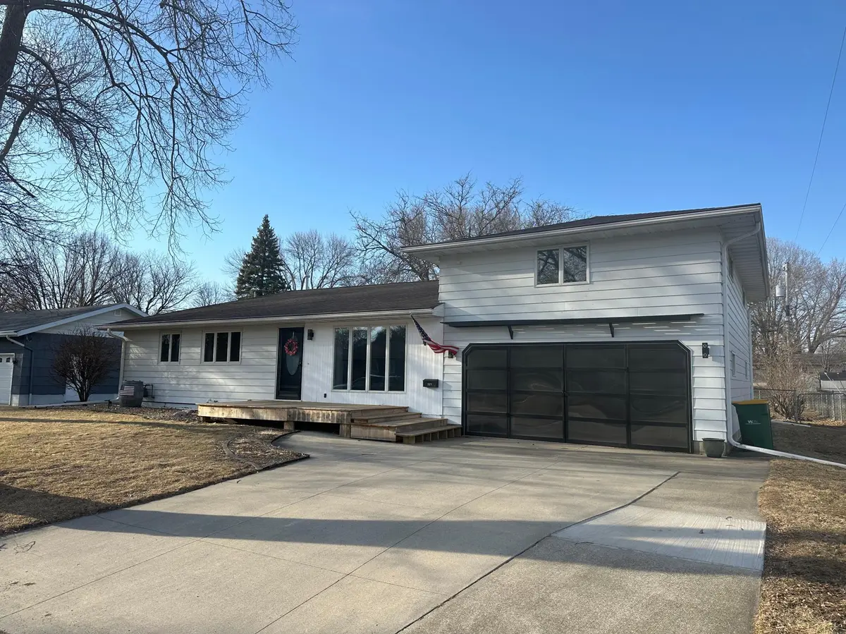 321 Burr Oak DR, Albert Lea, MN 56007