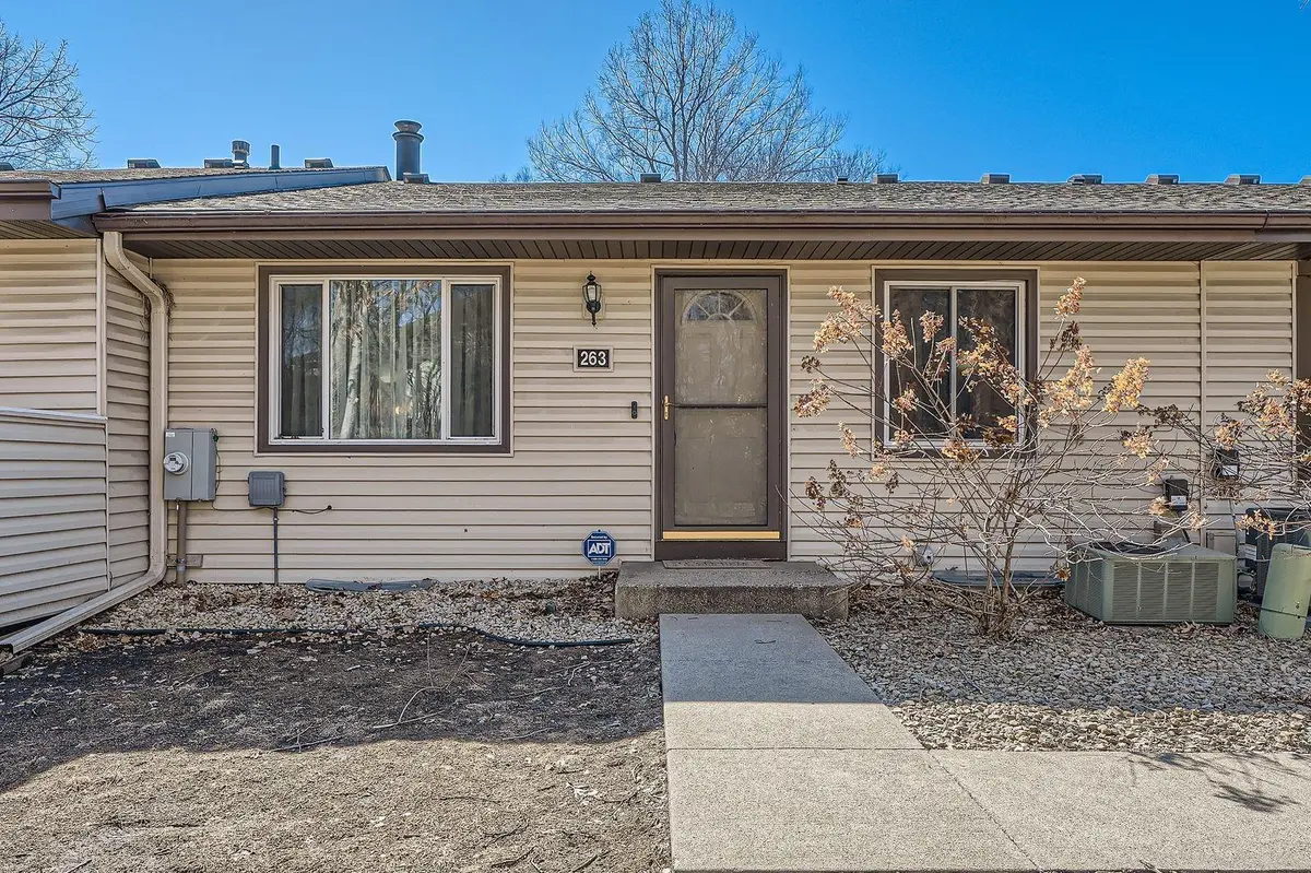 263 River Woods LN, Burnsville, MN 55337