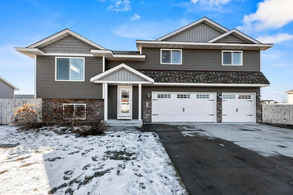 705 Edgewood ST SW, Isanti, MN 55040