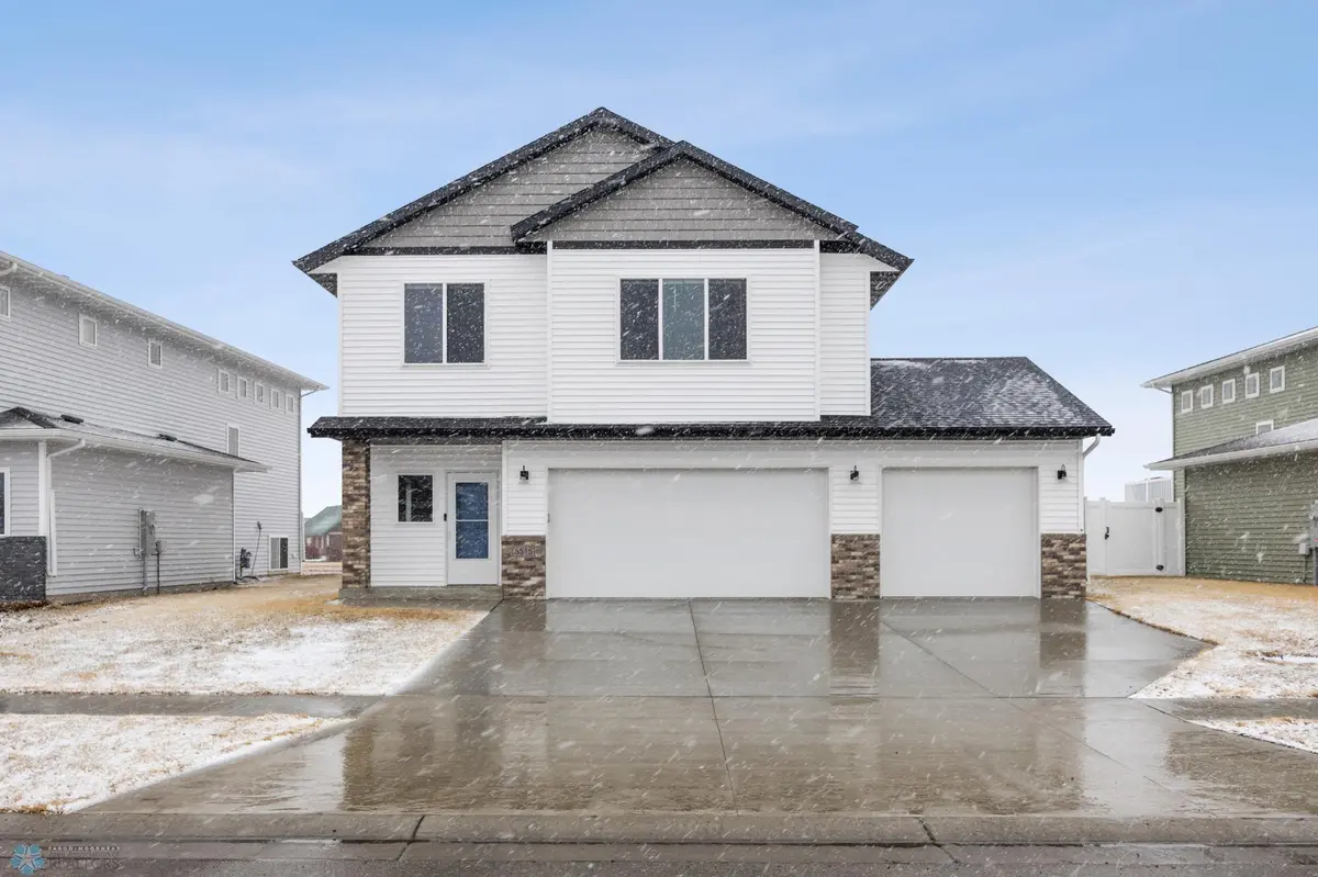 5515 Lori LN W, West Fargo, ND 58078