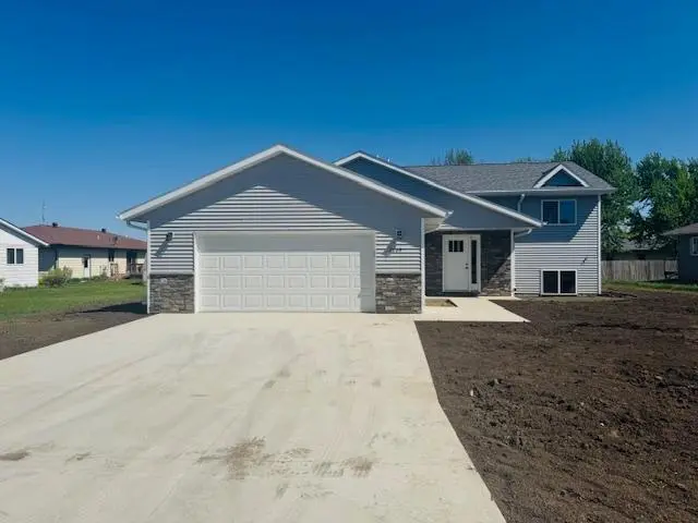 2115 Castlewood DR, Worthington, MN 56187