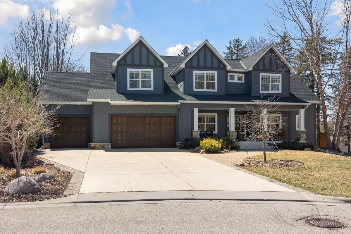 5215 Lochloy DR, Edina, MN 55436