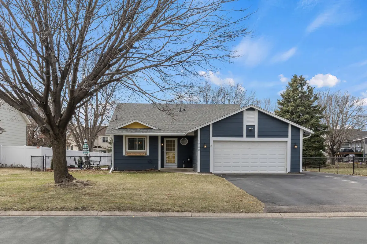 1240 Sapphire LN, Shakopee, MN 55379