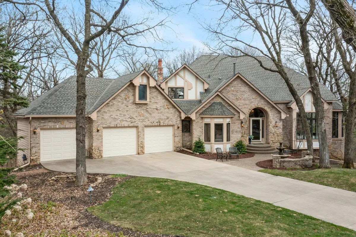 803 Promontory PL, Eagan, MN 55123