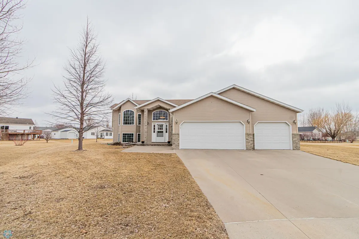985 32nd ST S, Moorhead, MN 56560