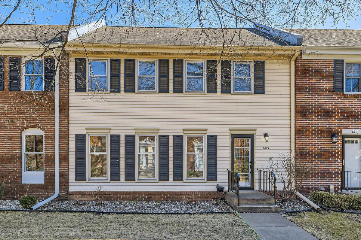 605 Maple Park DR, Mendota Heights, MN 55118