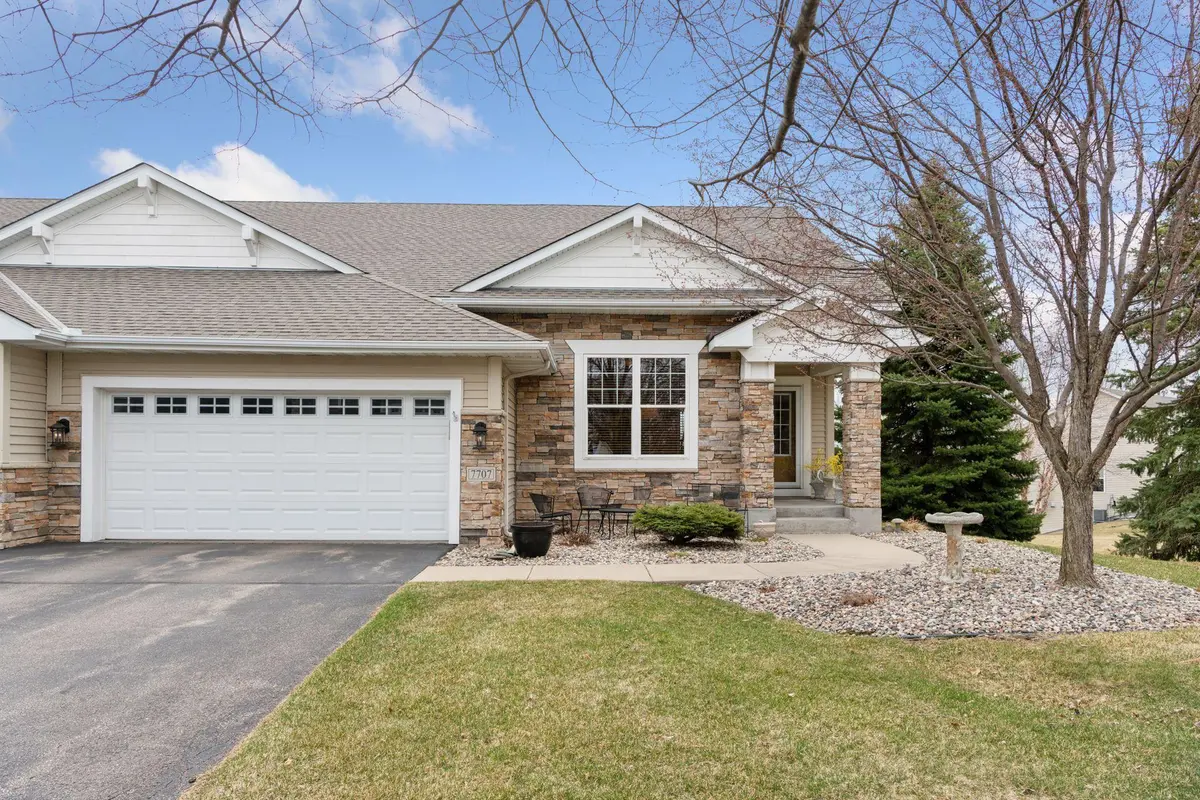 7707 Vasserman PL, Chanhassen, MN 55317