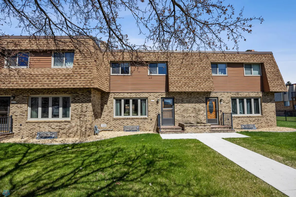 1402 E Gateway CIR S #L, Fargo, ND 58103