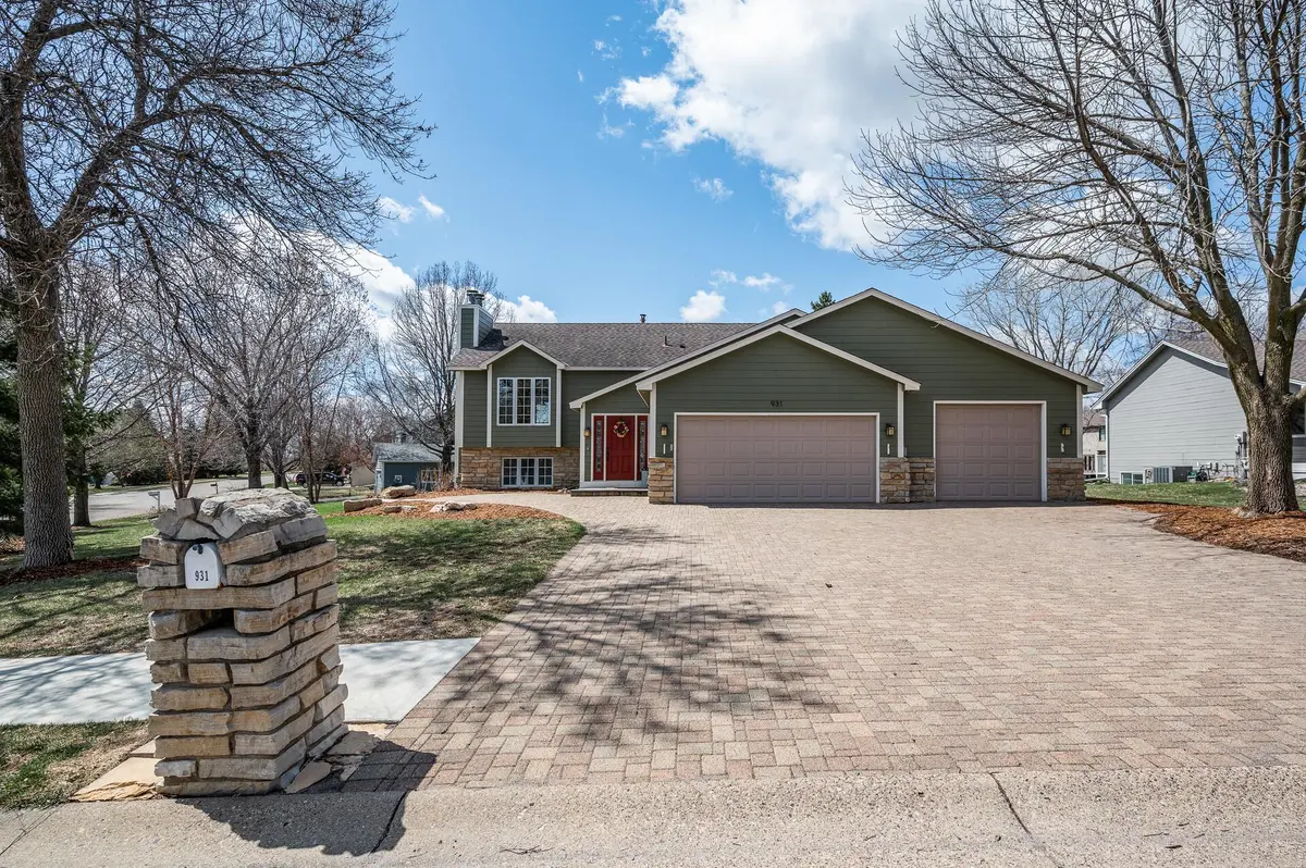 931 Saddlebrook TRL, Chanhassen, MN 55317