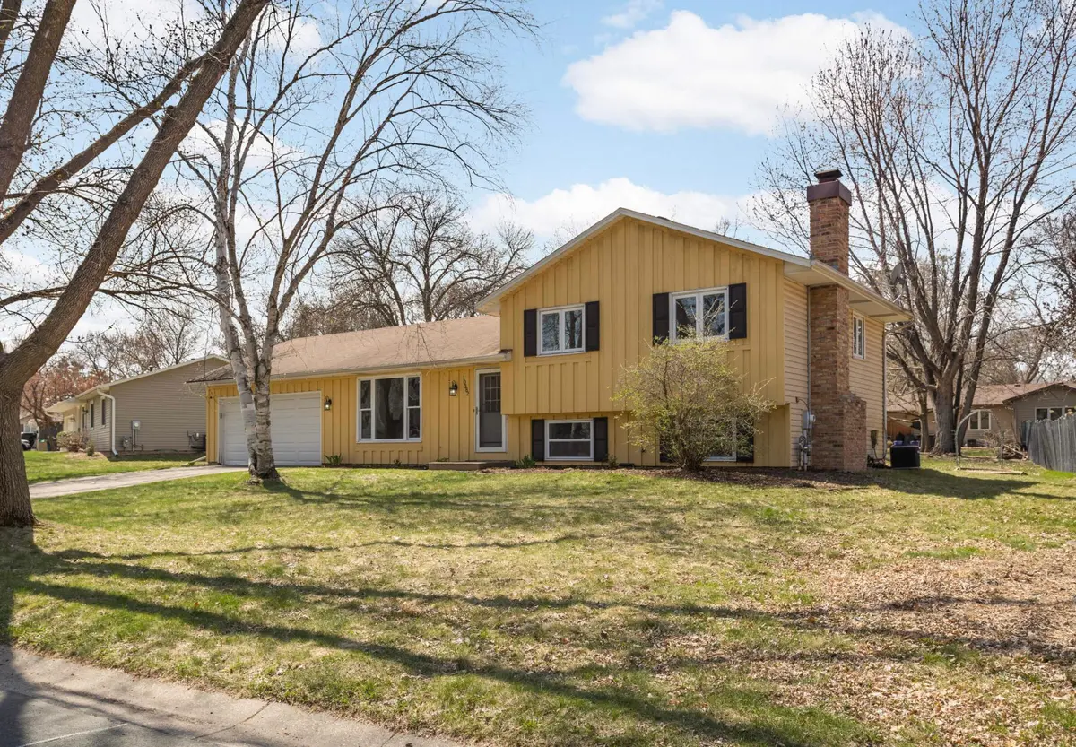 10382 Huntington DR, Eden Prairie, MN 55347