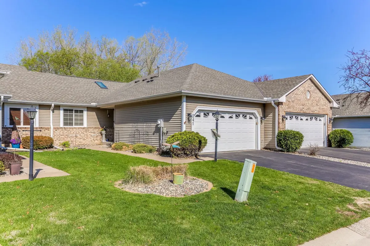 541 Deer Ridge LN S, Maplewood, MN 55119
