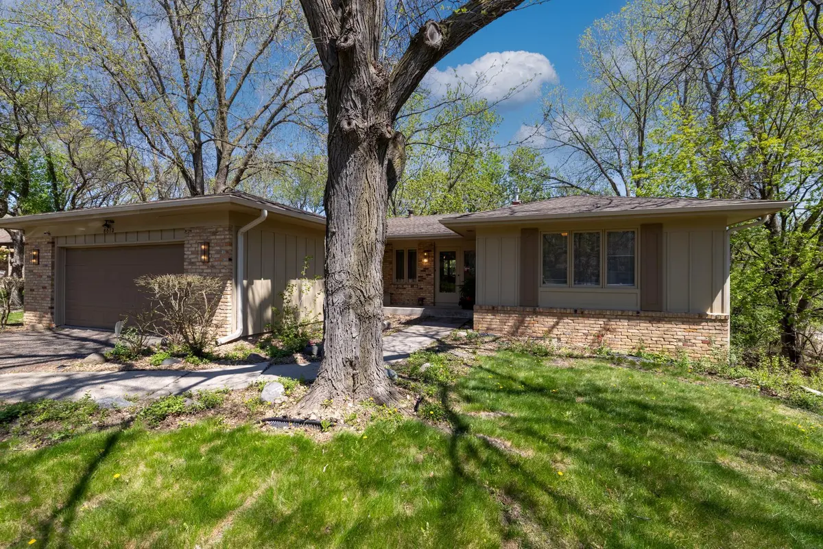 8613 Wood Cliff CIR S, Bloomington, MN 55438
