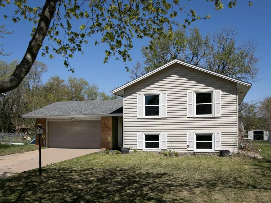 965 Whitney DR, Apple Valley, MN 55124