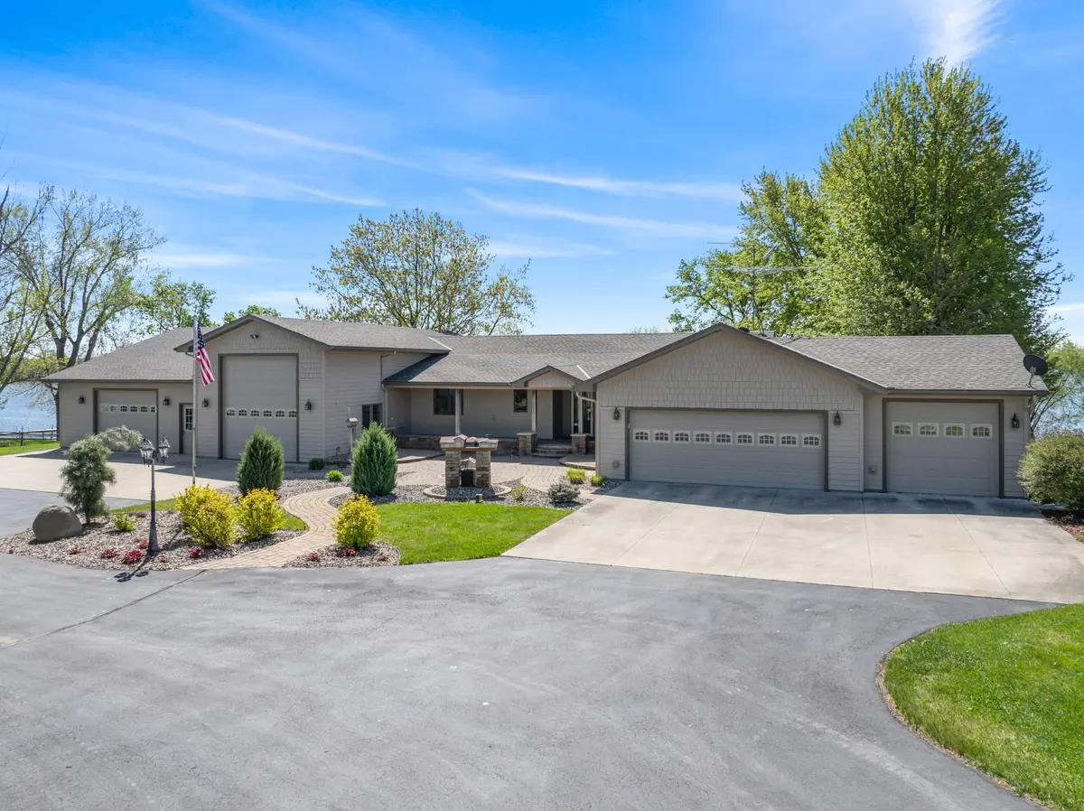 3890 Wells Lake WAY, Faribault, MN 55021