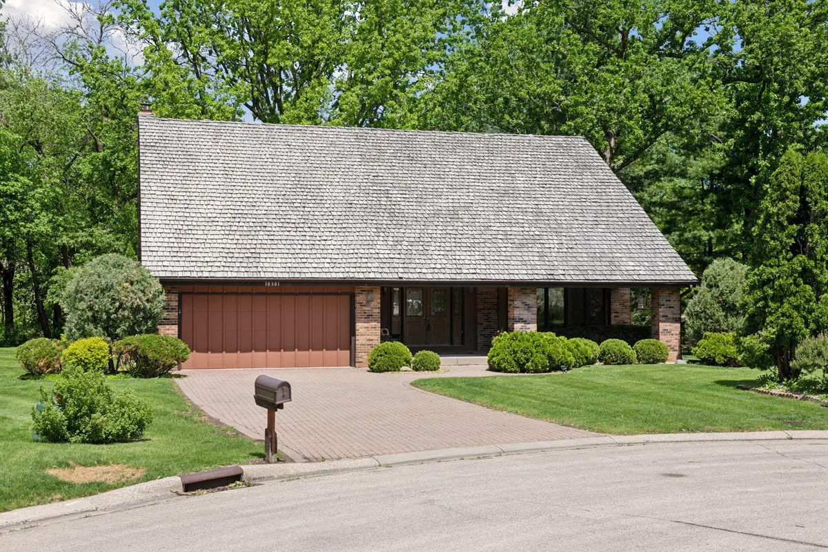 10301 Stanley CIR, Bloomington, MN 55437