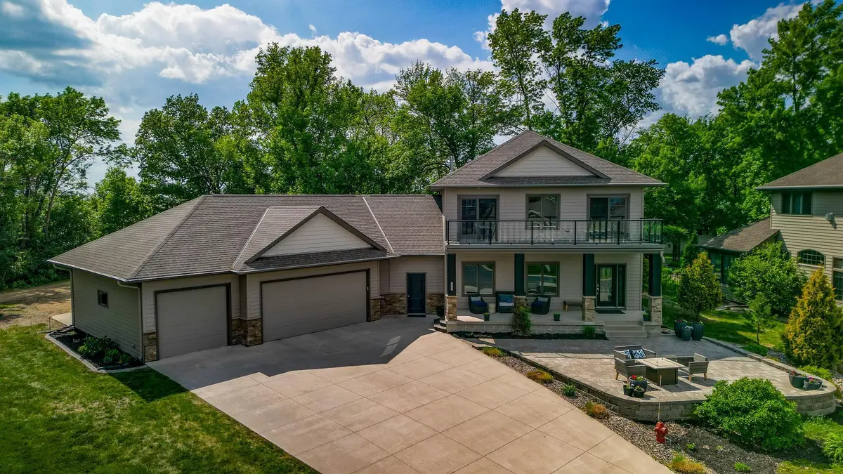 1060 Sarah CIR, Madison Lake, MN 56063