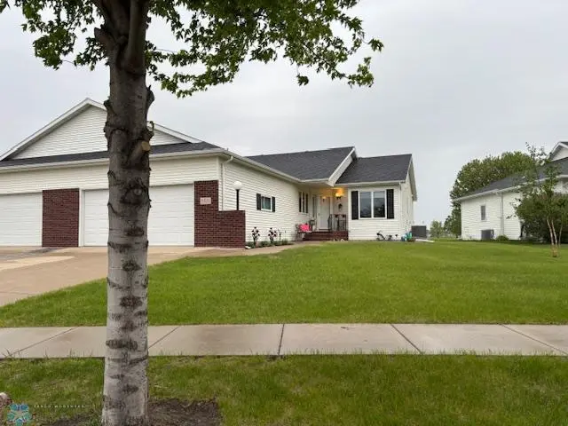 3320 Westmoor DR, Moorhead, MN 56560