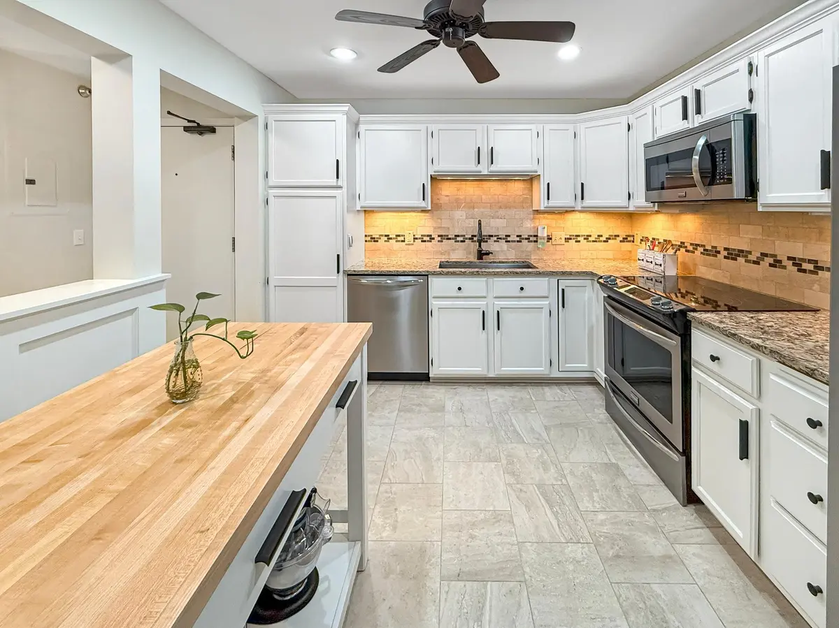 6085 Rowland RD #207, Minnetonka, MN 55343
