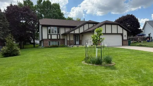 656 Mina CT, Mahtomedi, MN 55115