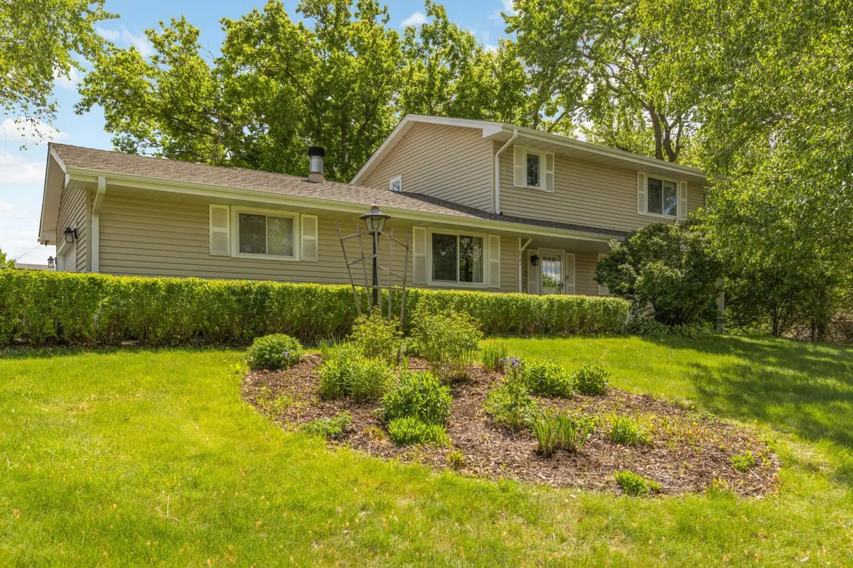 8701 32nd AVE N, New Hope, MN 55427