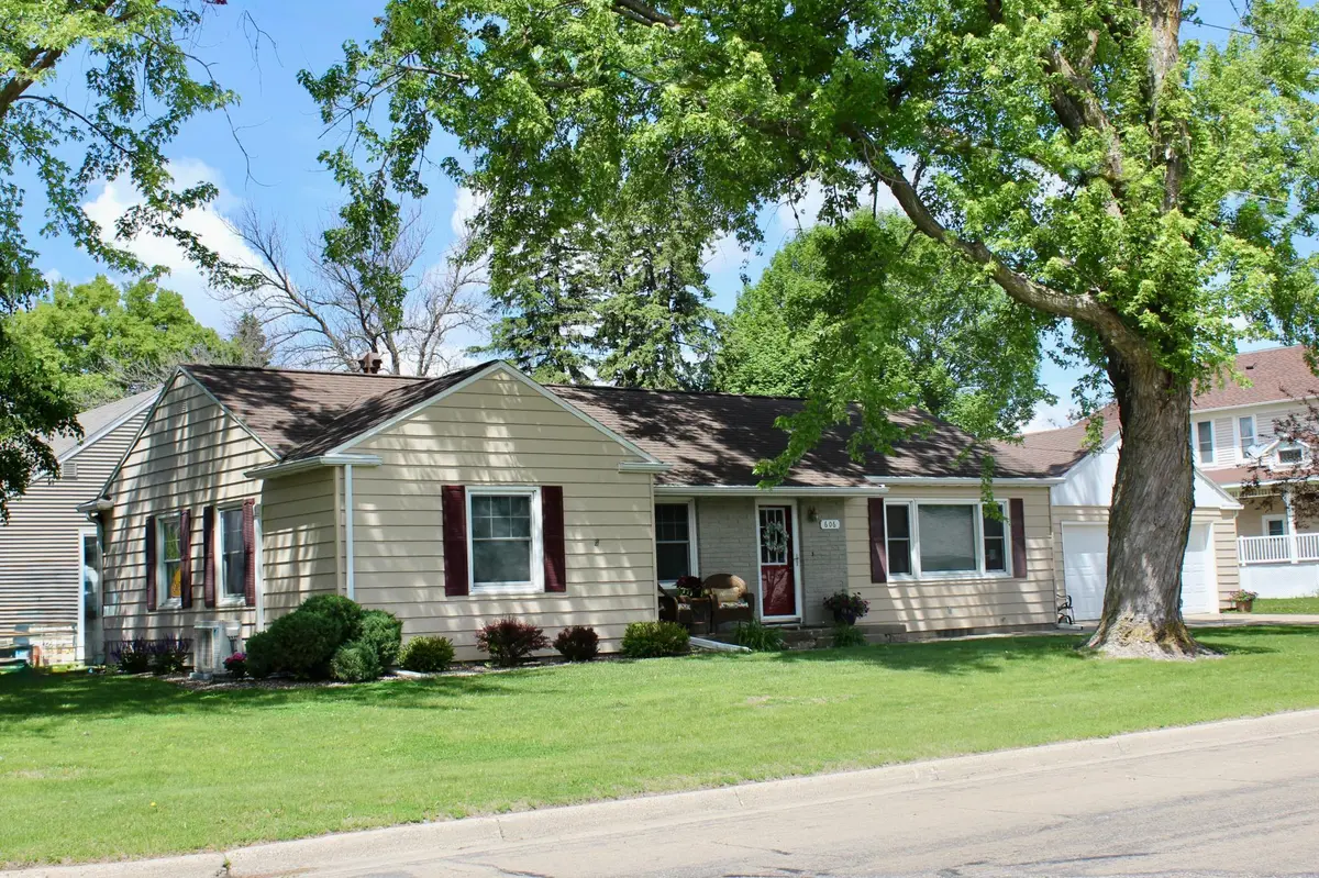 606 Center AVE N, Blooming Prairie, MN 55917