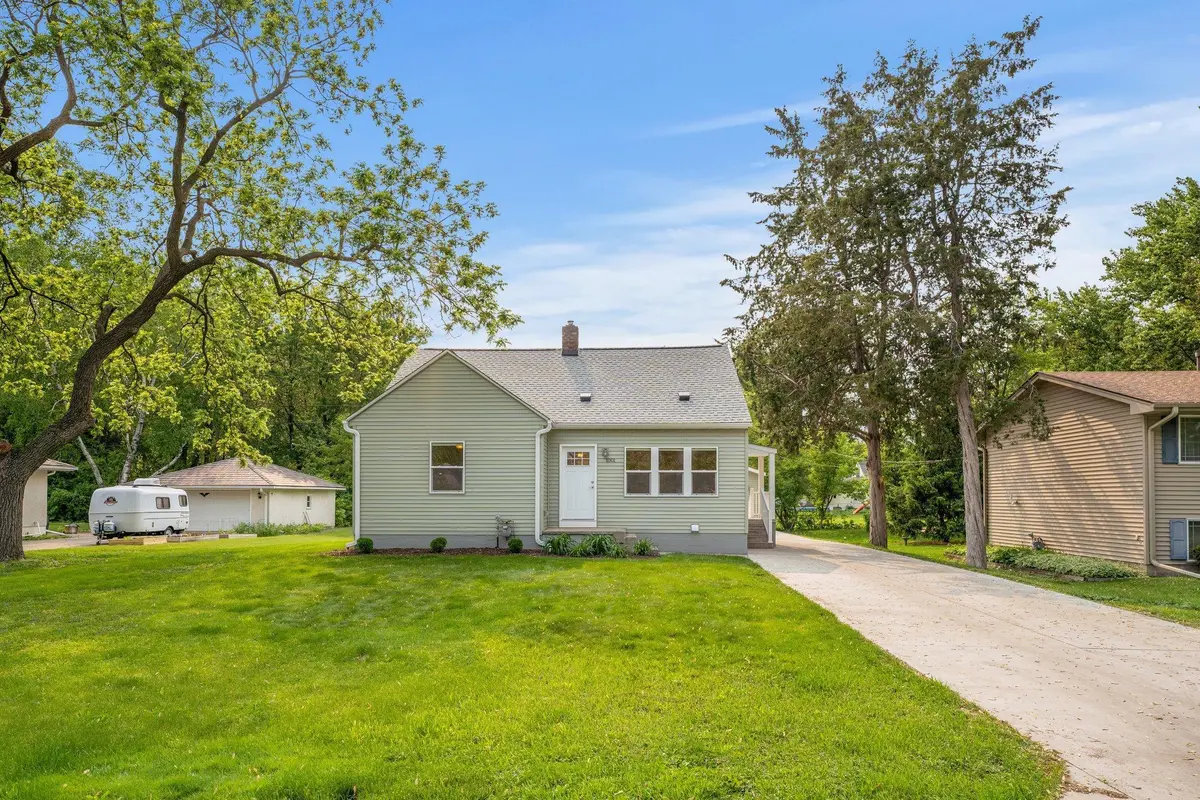 1001 Glendon ST N, Saint Paul, MN 55119