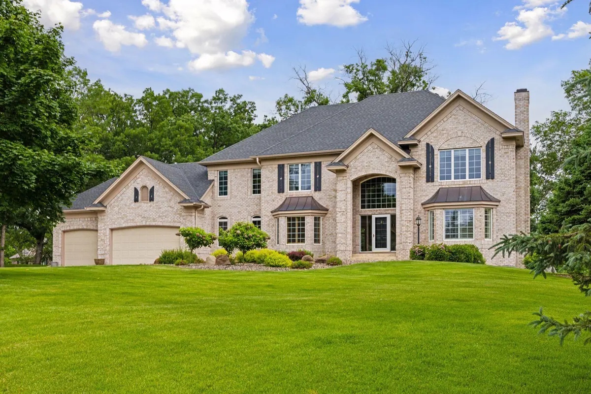 2 Bent Tree LN, North Oaks, MN 55127