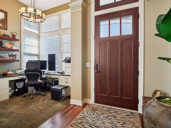 8807 Lake Riley DR, Chanhassen, MN 55317