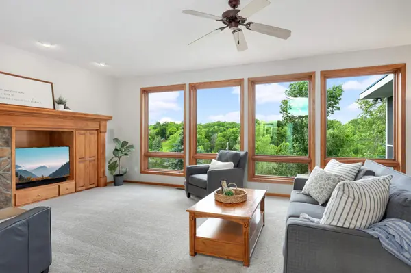 6855 Ruby LN, Chanhassen, MN 55317