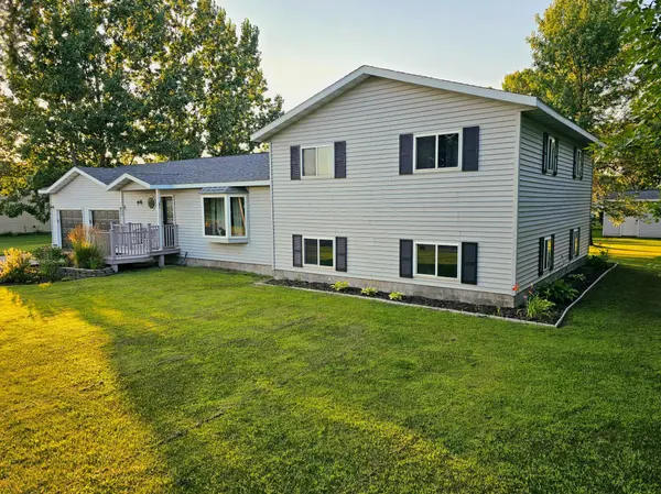 625 6th St NE, Perham, MN 56573