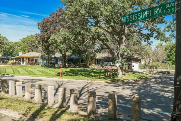 1744 Mississippi River BLVD S, Saint Paul, MN 55116