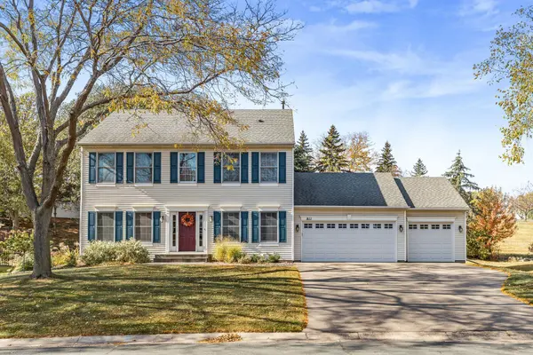 811 Lake Susan Hills DR, Chanhassen, MN 55317