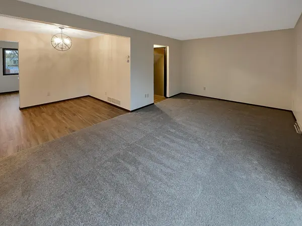 2360 Londin LN E, Maplewood, MN 55119