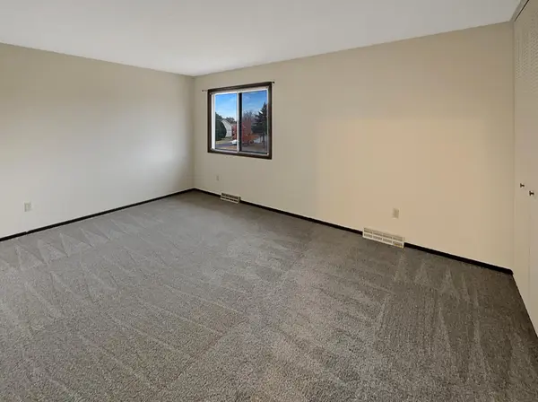 2360 Londin LN E, Maplewood, MN 55119