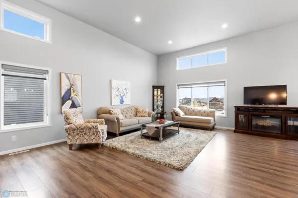 5511 Lori LN W, West Fargo, ND 58078