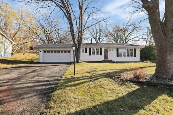 913 Aspen DR, Burnsville, MN 55337