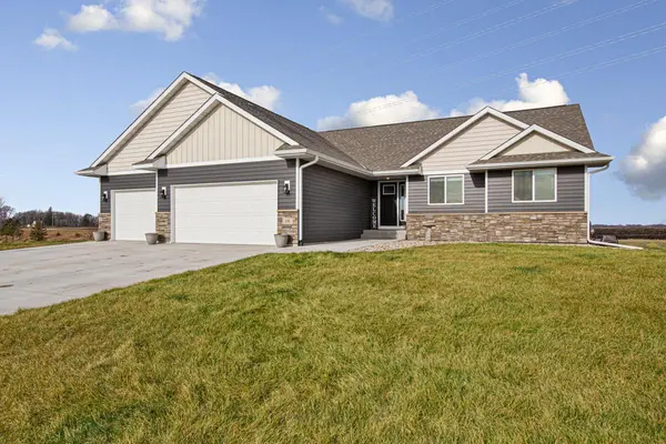 18 Sunset CT, North Mankato, MN 56003