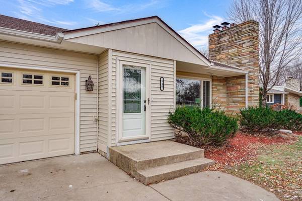 540 Clover Leaf DR, Golden Valley, MN 55422