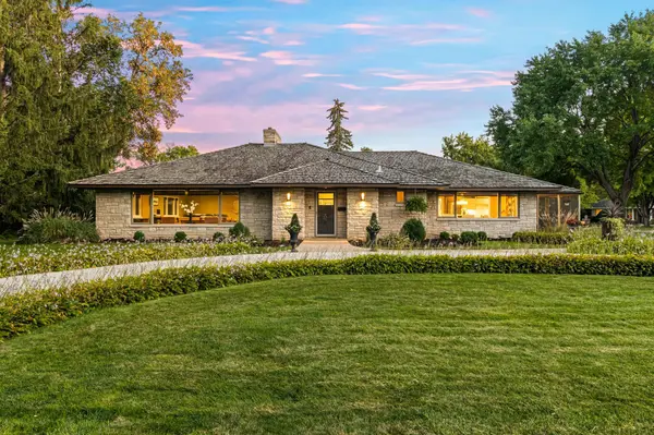 102 Wayside RD E, Hopkins, MN 55343